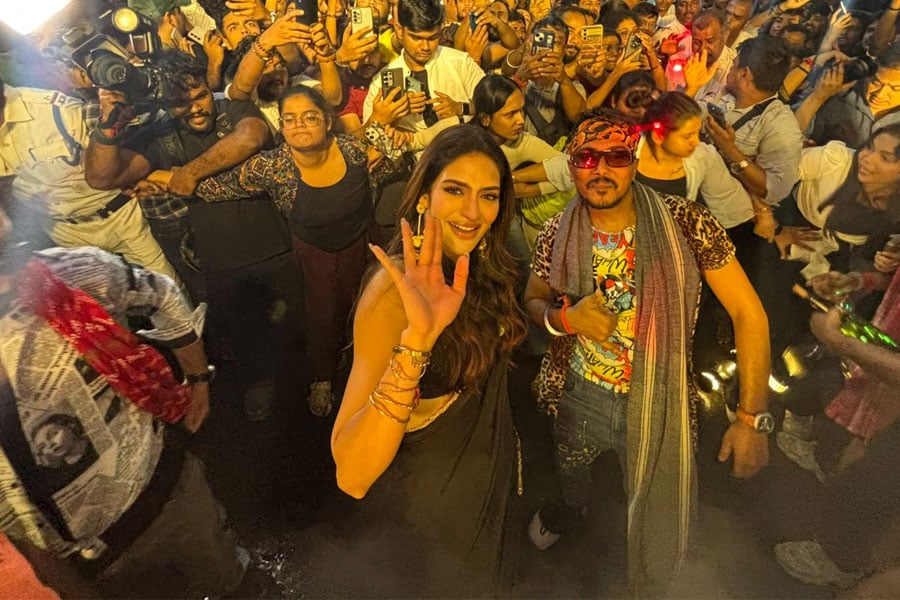 Nusrat jahan danced at new market on item dance