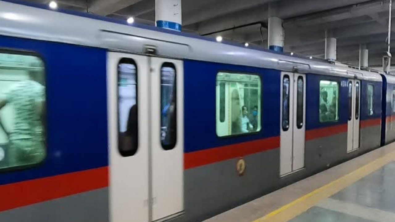 Kolkata metro service stopped for 15 minutes in blue line