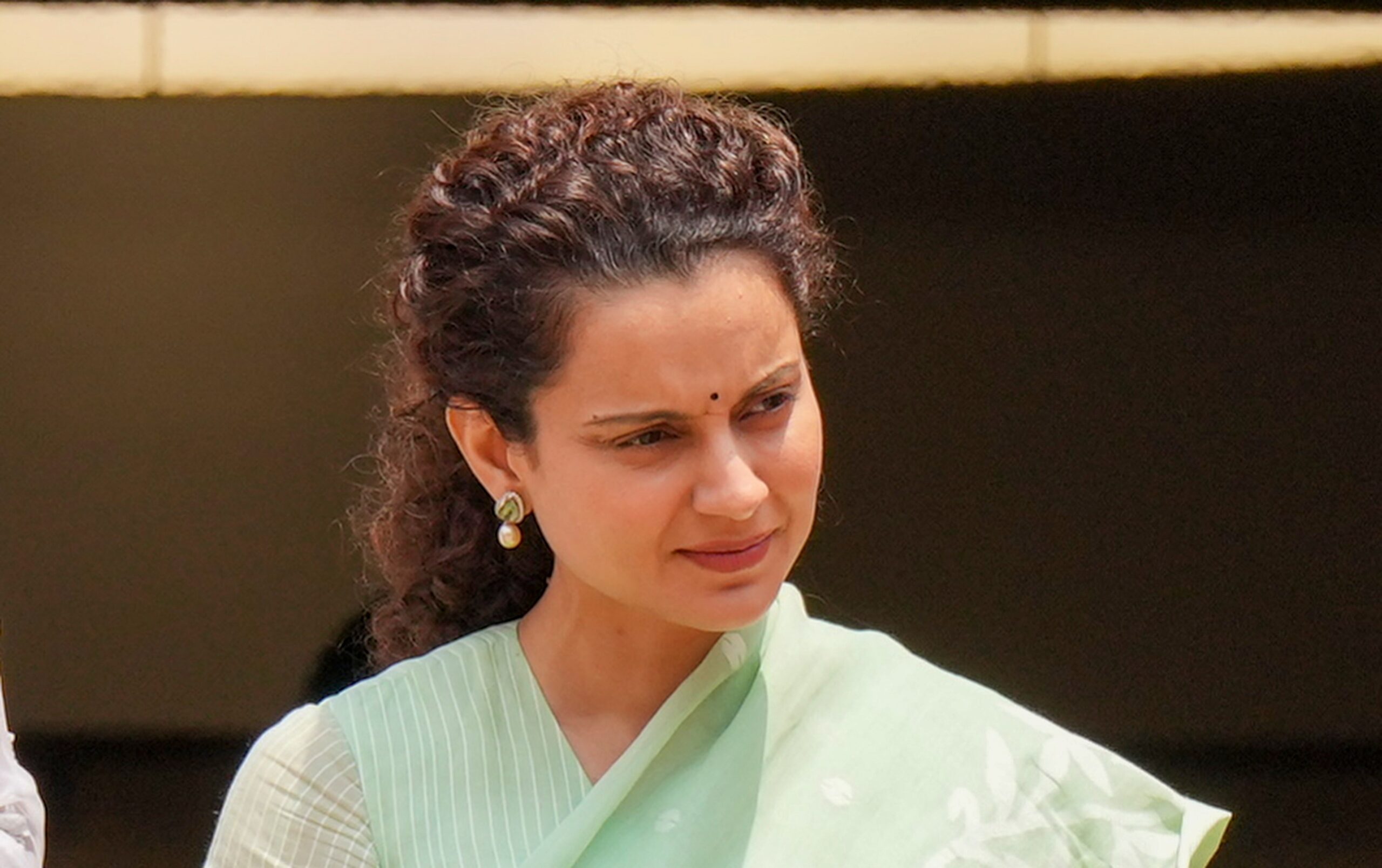 Kangana Ranaut went to visit flood hit manali
