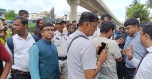 Journalist harassed while gathering news in Kolkata.