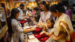 Know the latest gold price.