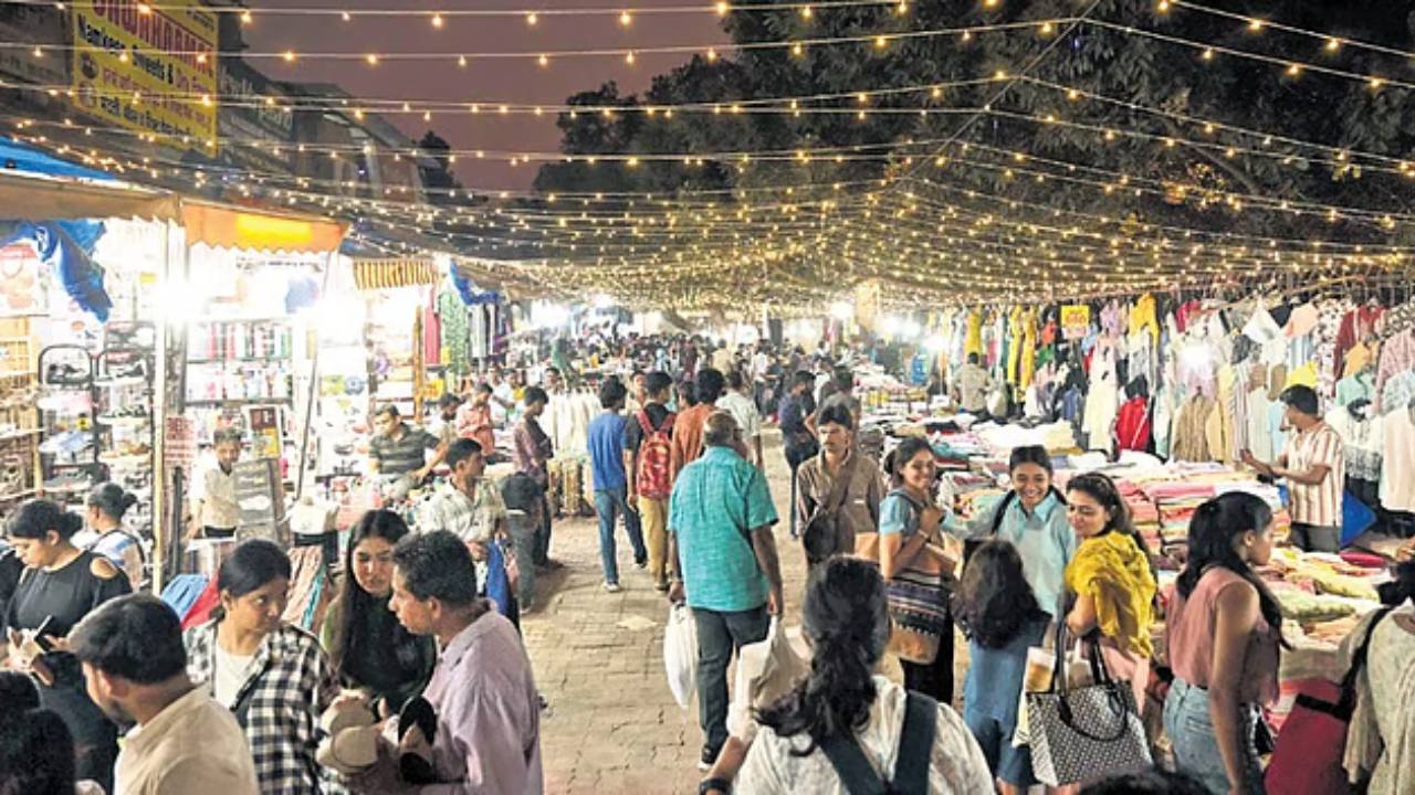 How many lakh crores of business is done in India during Diwali?