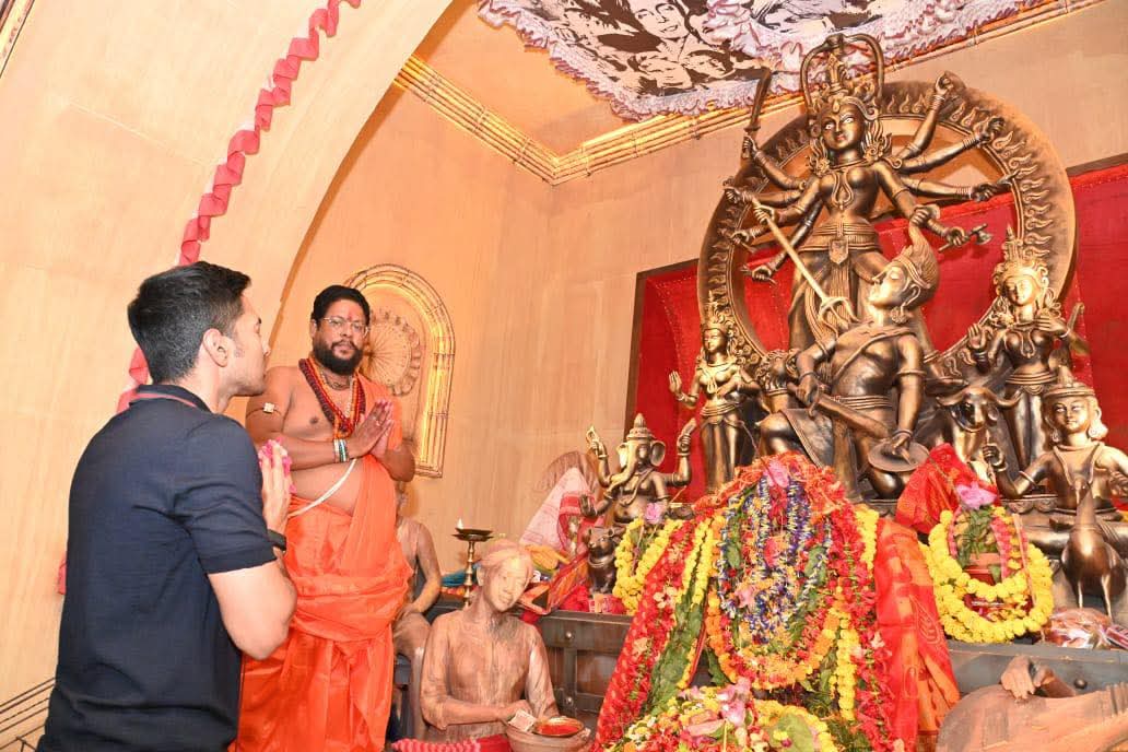Abhishek banerjee went to chaltabagan pujo pandal with daughter