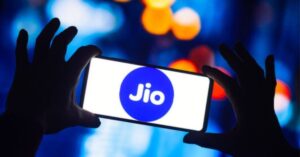 Jio Bharat B2 on budget bang phone book for Rs 100