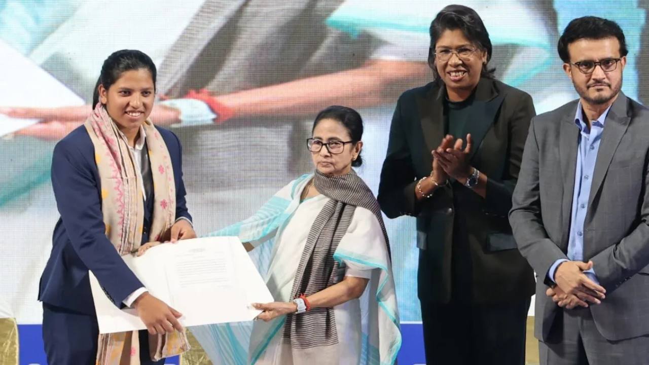 Richa Ghosh received Banga Bhusan at Eden Gardens.