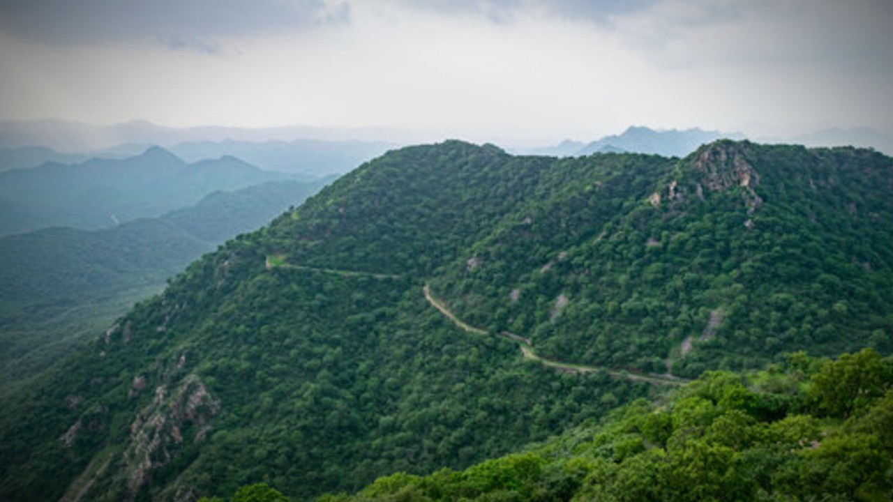 Central govt has imposed a ban on mining leases in the Aravalli Range.