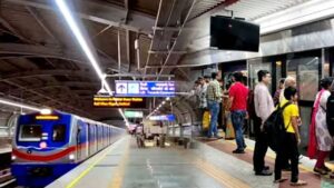 Kolkata Metro Passengers faced inconvenience on sunday morningr on the green line