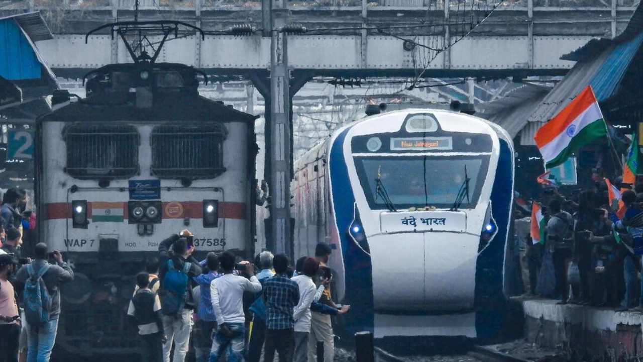 Ticketless Crowd on Vande Bharat Creates Chaos at Howrah