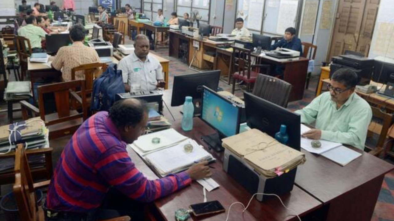 মা-বাবার দায়িত্ব না নিলে শাস্তি! রাজ্য সরকারি কর্মীদের বেতন থেকে ১০% কেটে নেওয়ার সিদ্ধান্ত সরকারের