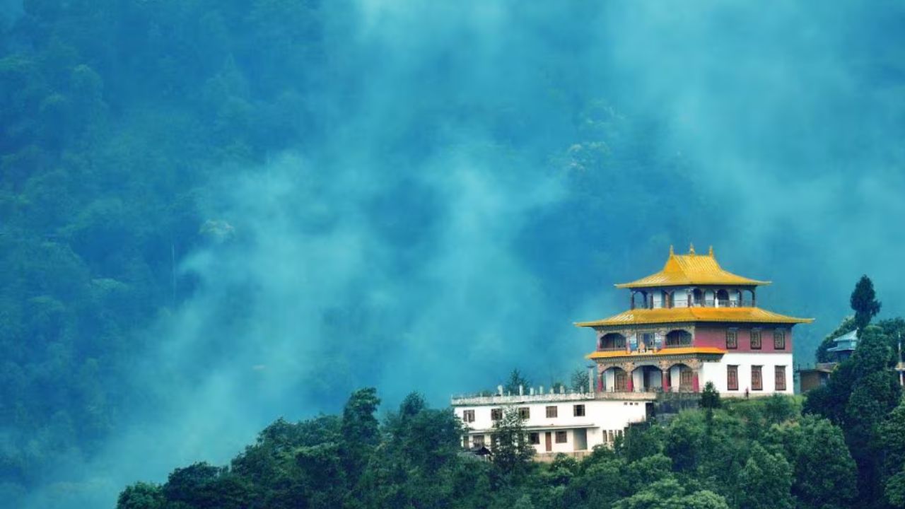 Sikkim village between Teesta and the Himalayas