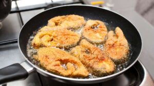 Cooking Tips use this trick while frying fish the pan will stay clean