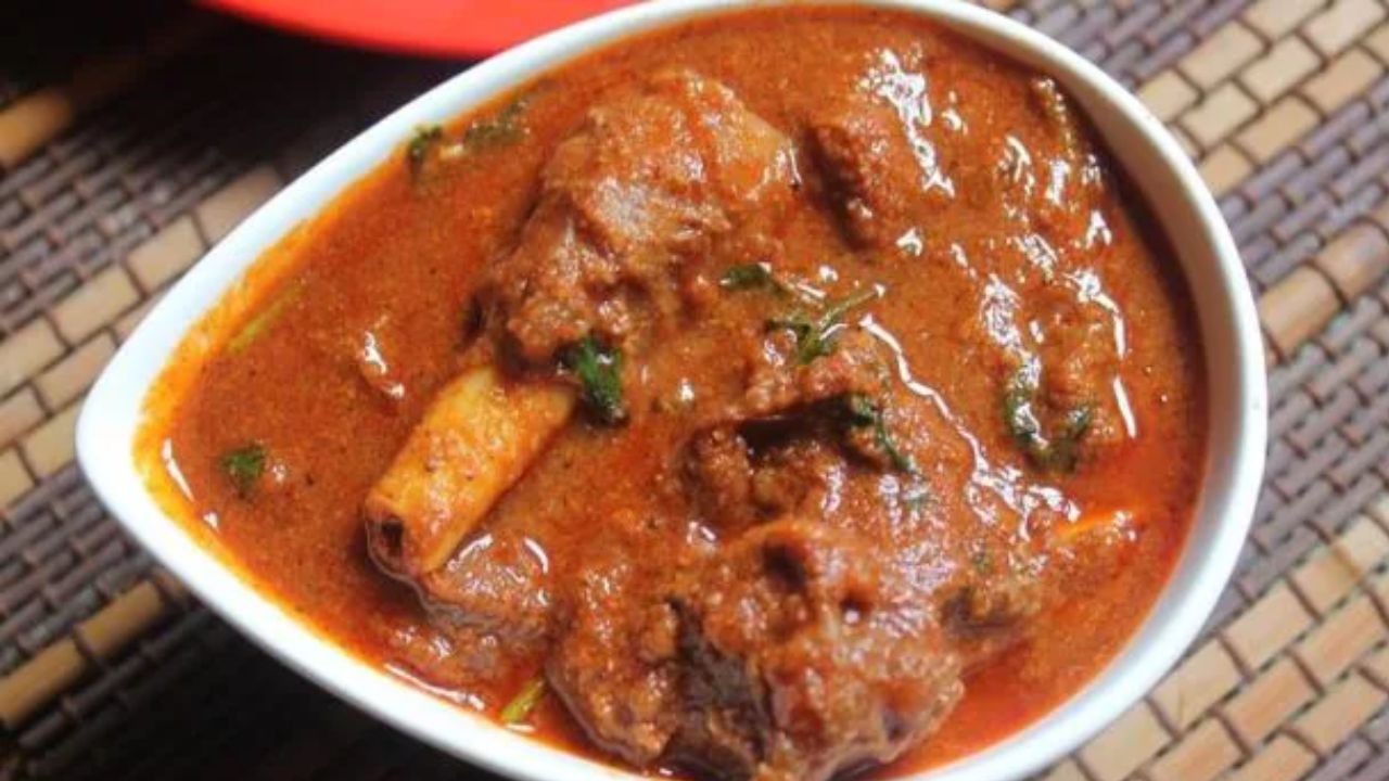 How much onion and garlic to give in 1 kg mutton recipe 