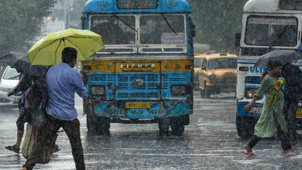 রেডি রাখুন ছাতা, রাত পোহালেই ঝমঝমিয়ে বৃষ্টি শুরু দক্ষিণবঙ্গে! আবহাওয়ার আগাম খবর