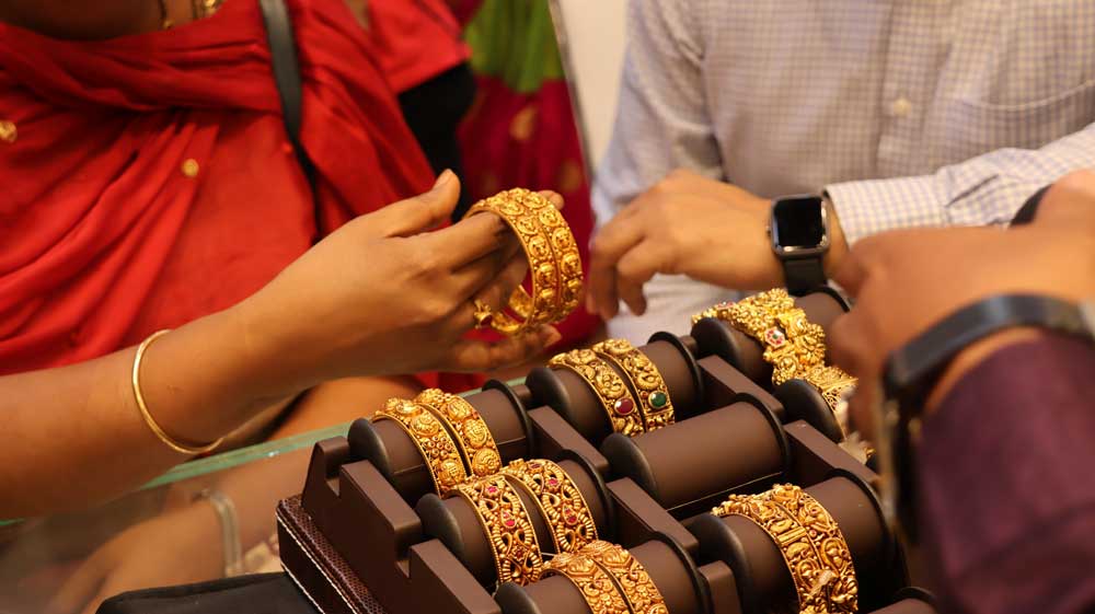 Gold price hits record low in this war situation.
