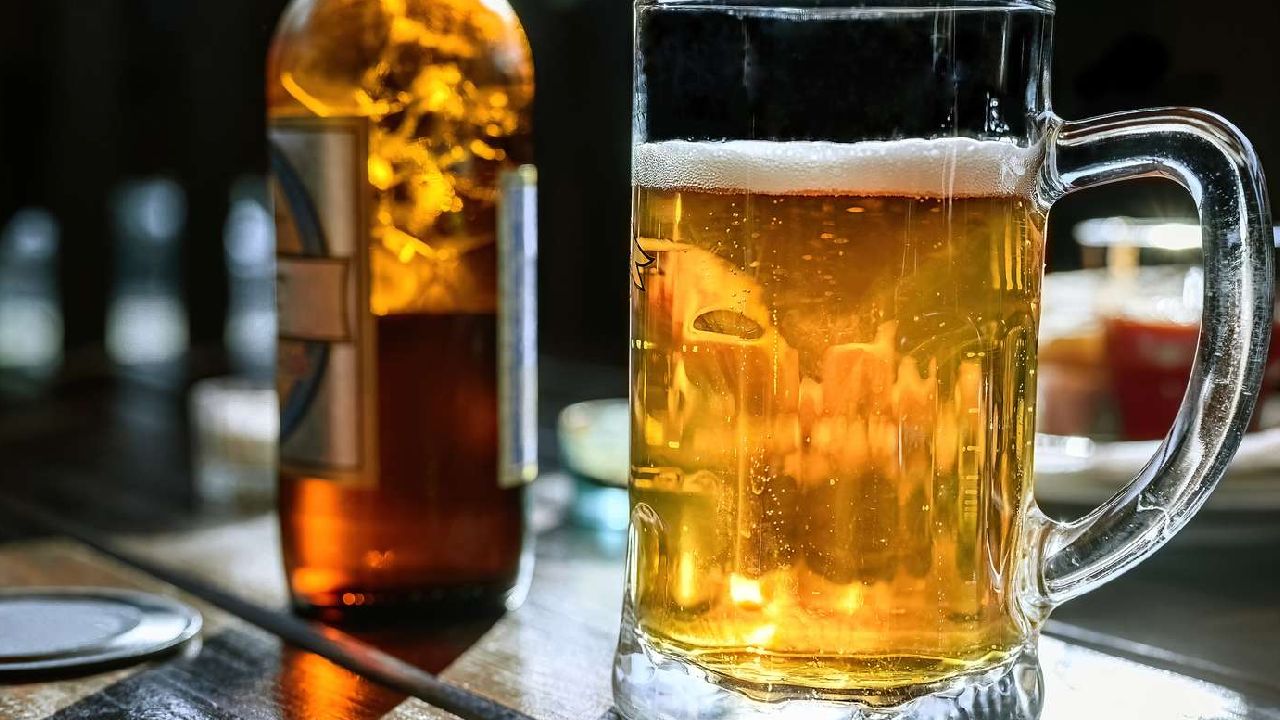 মধ্যপ্রাচ্যের যুদ্ধের প্রভাব পড়বে সুরাপ্রেমীদের পকেটে? ফের বাড়তে পারে বিয়ারের দাম