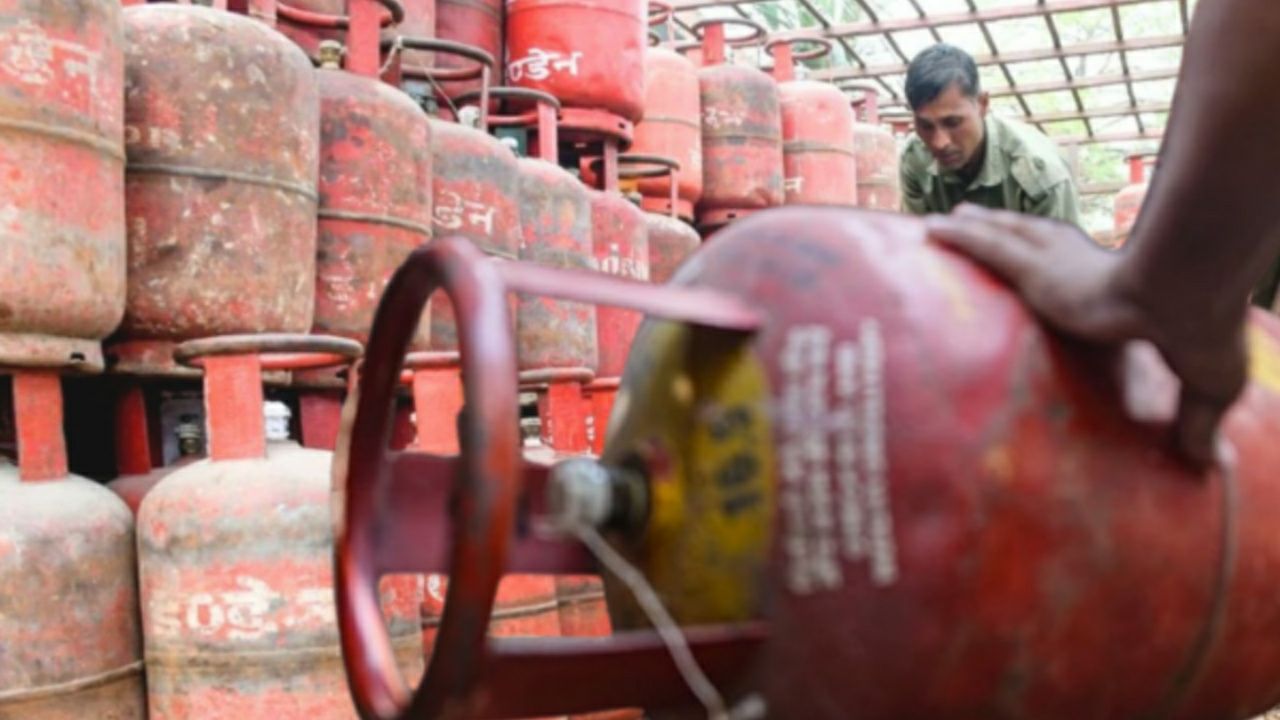 How many liquefied petroleum gas cylinder can be booked in a month