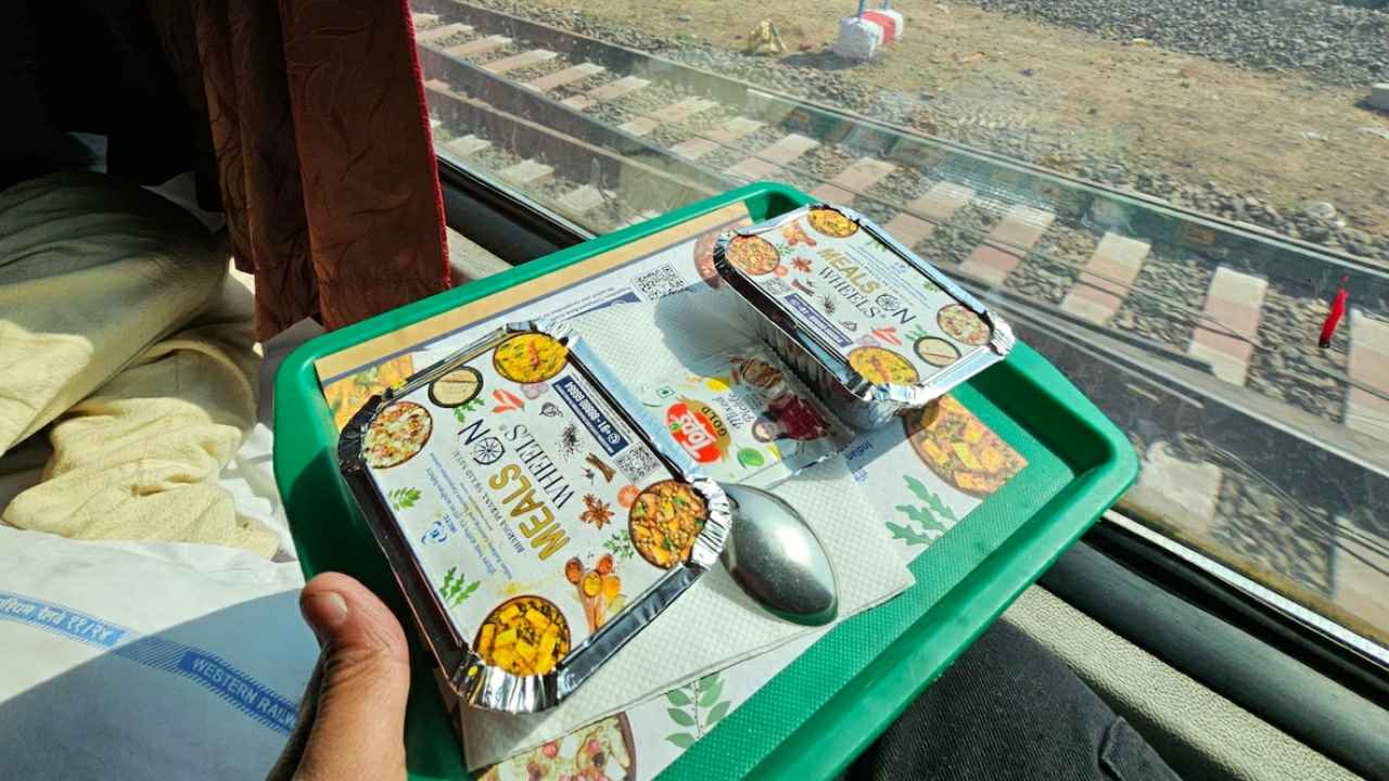 ট্রেনের খাবারে হাজারো সমস্যা, কোথায় জানাবেন অভিযোগ? কী বলছে রেলের নিয়ম?