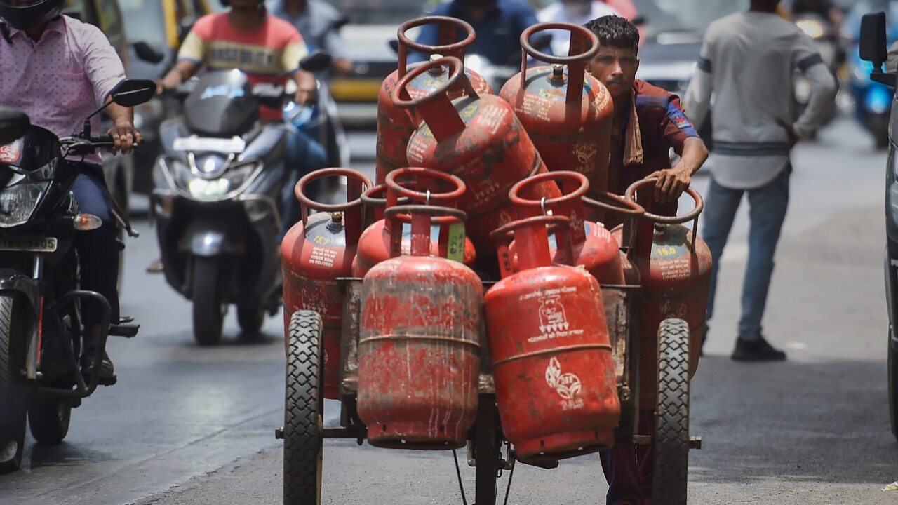 কতদিন পর রান্নার গ্যাস বুকিং করতে পারবেন? মধ্যপ্রাচ্যে যুদ্ধের জেরে নতুন নিয়ম ভারতে