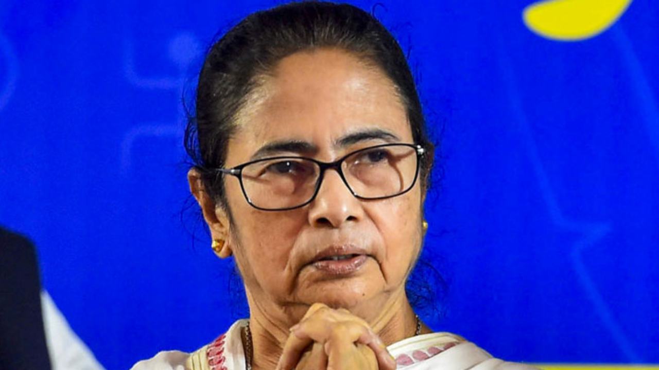 ‘হাতা-খুন্তি’ মন্তব্যে ঝড়, ভোটের আগে বিপাকে মমতা! চাওয়া হল রিপোর্ট