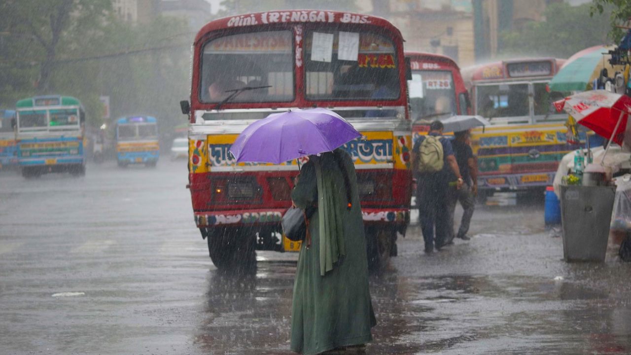 ধেয়ে আসছে ঝড়-বৃষ্টি! আগামী দু’ঘন্টায় তোলপাড় দক্ষিণবঙ্গে, রাত পোহালে বাড়বে আরও?