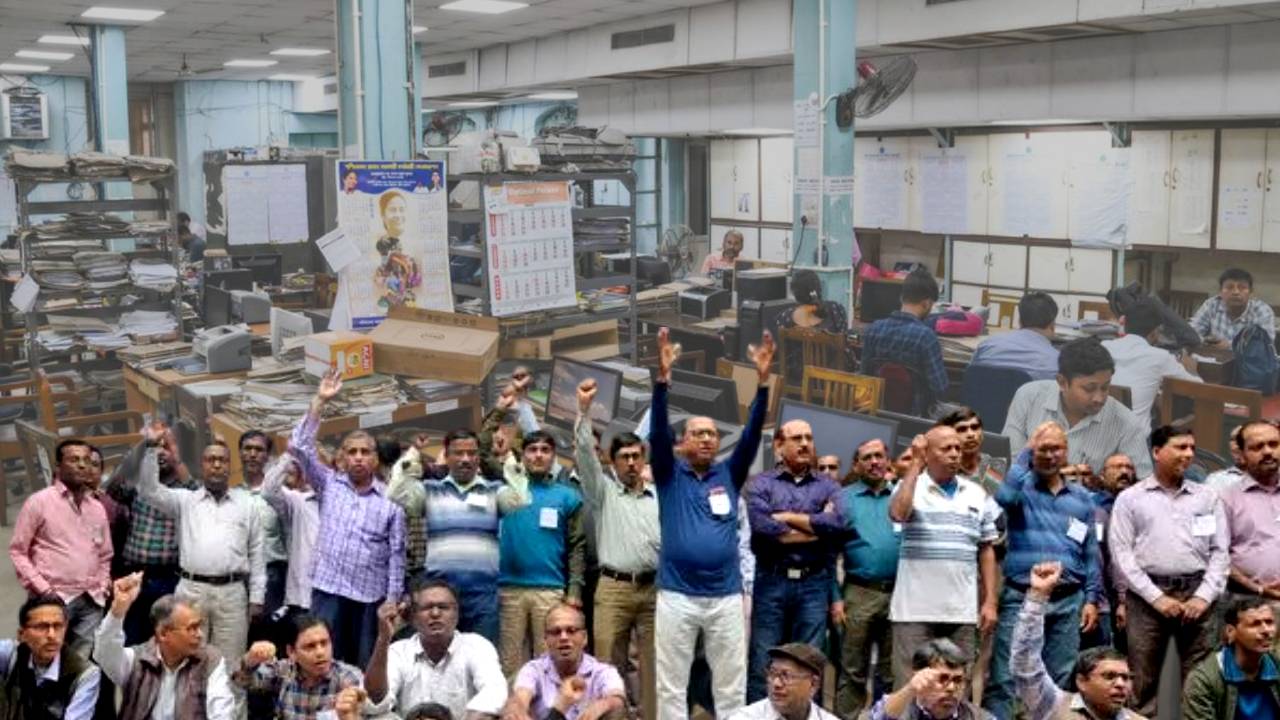 ‘সরকারি কর্মচারীরা এক ছাতার তলায়..,’ বাংলার নতুন পে কমিশনের প্রতিশ্রুতি মিলতেই বড় মন্তব্য