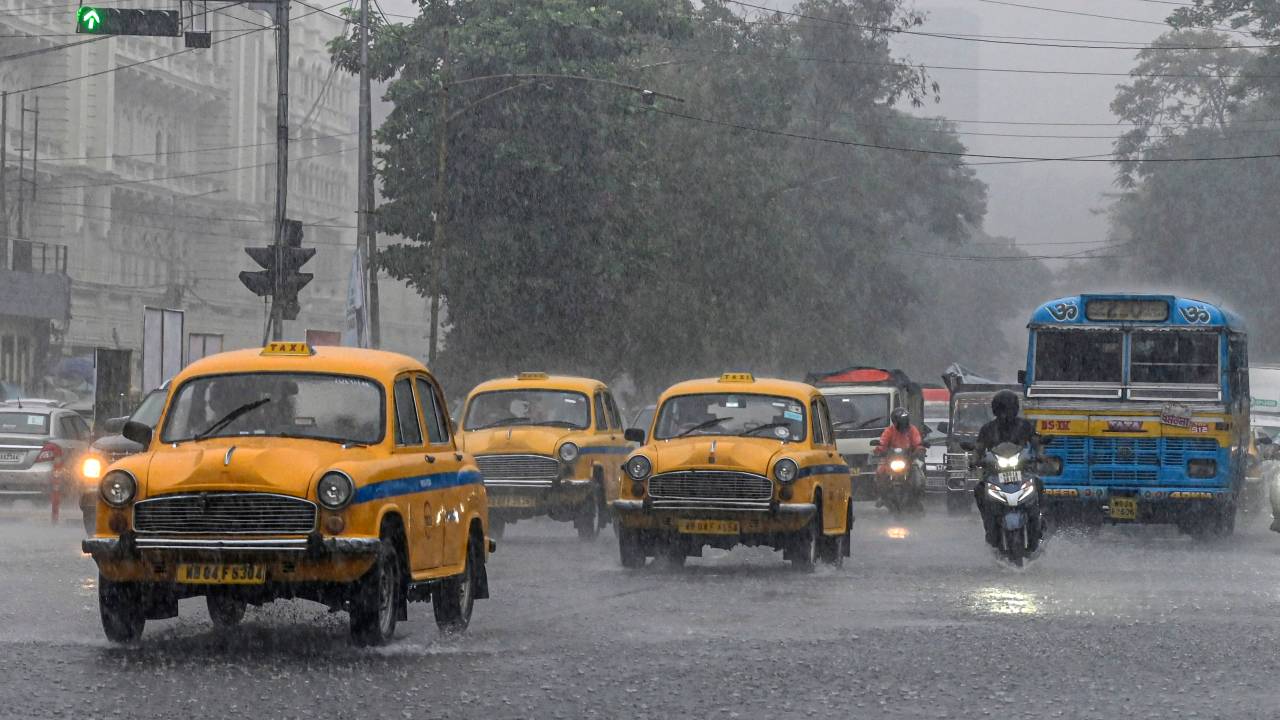 ৫০ কিমি বেগে উঠবে ঝড়! আগামী তিন ঘণ্টায় দুর্যোগের সতর্কতা দক্ষিণবঙ্গে: আবহাওয়ার খবর