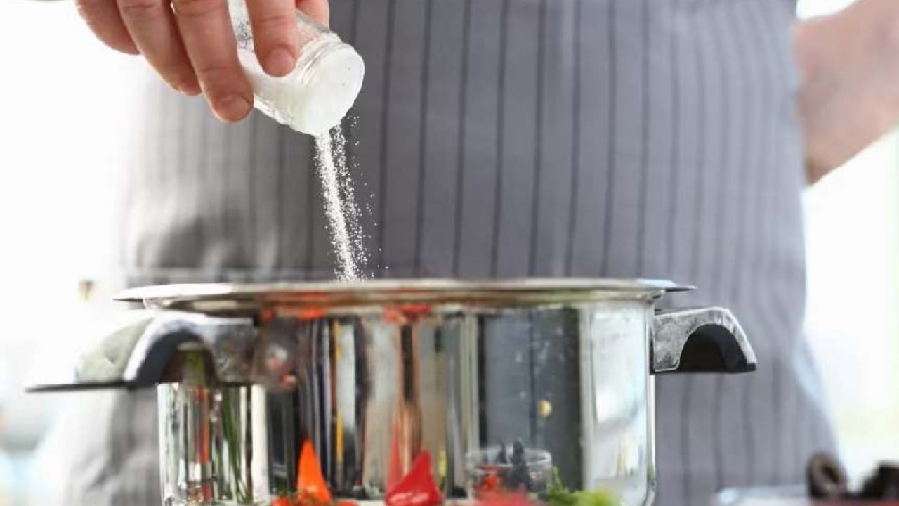 kitchen hacks to keep moisture away from salt sugar 