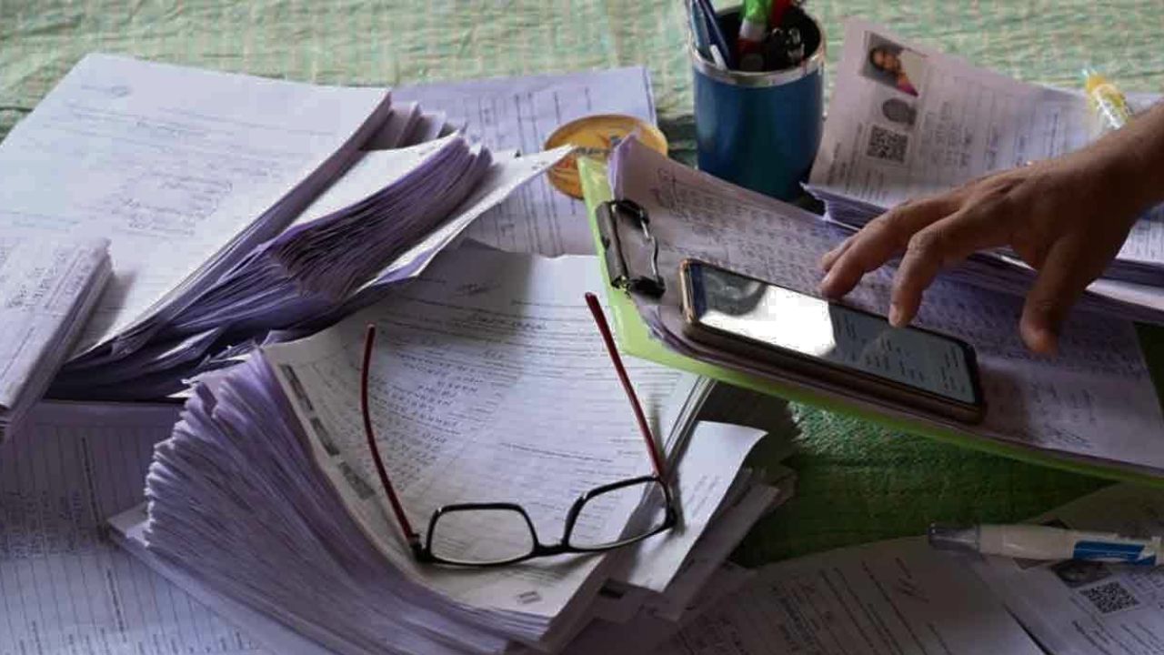 চাপে নাজেহাল শিক্ষিকরা, গ্রীষ্মের ছুটিতে কাজের জাঁতাকল!