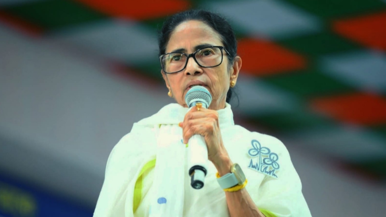 ‘নাম তুলে নিন, না হলে…’, প্রকাশ্য সভায় কার উপর চটলেন মমতা?