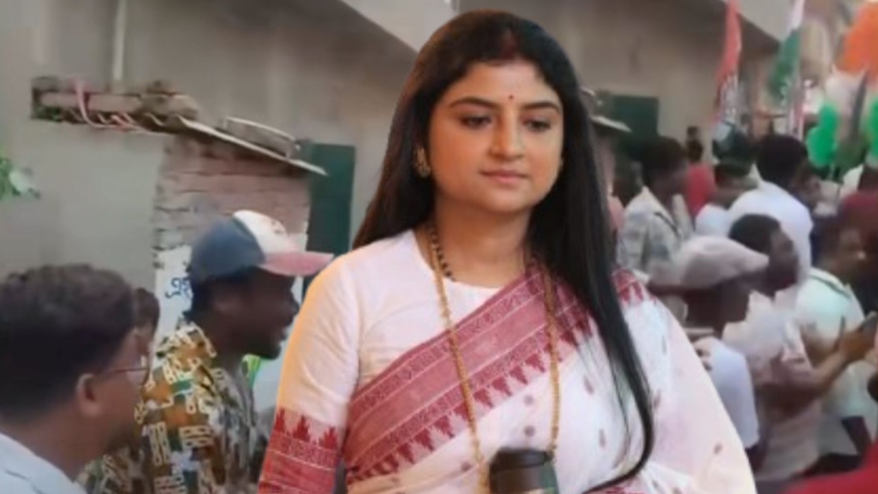 মুখে ‘জয় বাংলা’, হাতে তৃণমূলের পতাকা নিয়ে অদিতি মুন্সির প্রচারে নাইজেরিয়ান! কমিশনের দ্বারস্থ বিজেপি