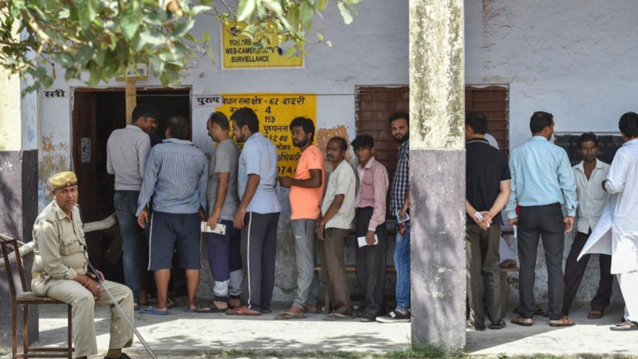 ভোটের দিন নতুন কড়াকড়ি! বুথের ১০০ মিটার ঘিরে সাদা দাগ টানবে কমিশন, কেন?