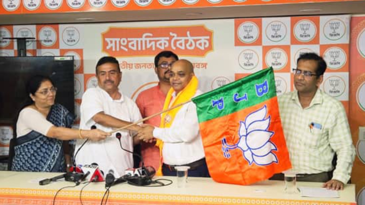 ভোটের ঠিক আগে বড় ধাক্কা তৃণমূলে, বিজেপিতে যোগ বিদায়ী বিধায়ক খগেন্দ্রনাথের, জঙ্গলমহলে তোলপাড়