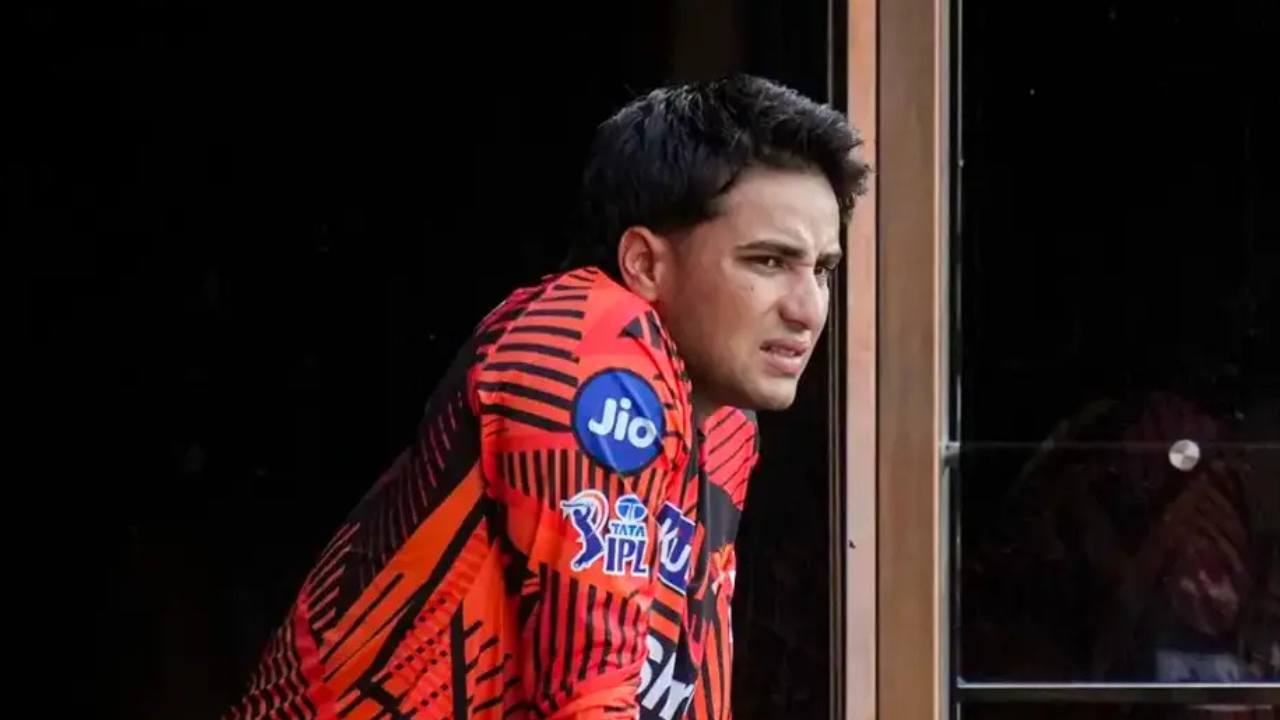 KKR-এর বিরুদ্ধে ম্যাচ চলাকালীন অশ্লীল শব্দের ব্যবহার! অভিষেক শর্মার বিরুদ্ধে কড়া পদক্ষেপ BCCI-র