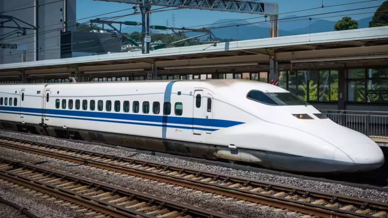 বেঙ্গালুরুতে তৈরি হচ্ছে ভারতের প্রথম বুলেট ট্রেন ‘B28’, কবে শুরু পরিষেবা? জানাল রেল মন্ত্রক