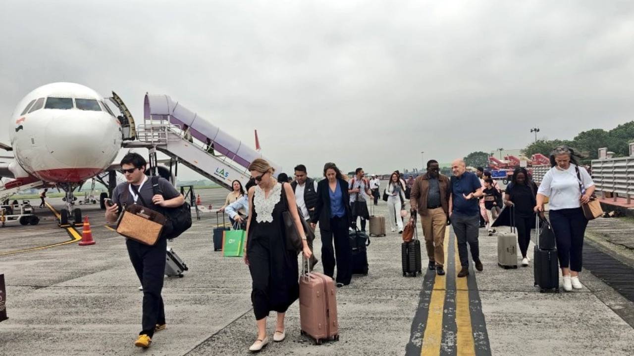 রাজ্যজুড়ে গণতন্ত্রের উৎসব! বঙ্গে ভোট দেখতে বিদেশ থেকে এলেন প্রতিনিধিরা