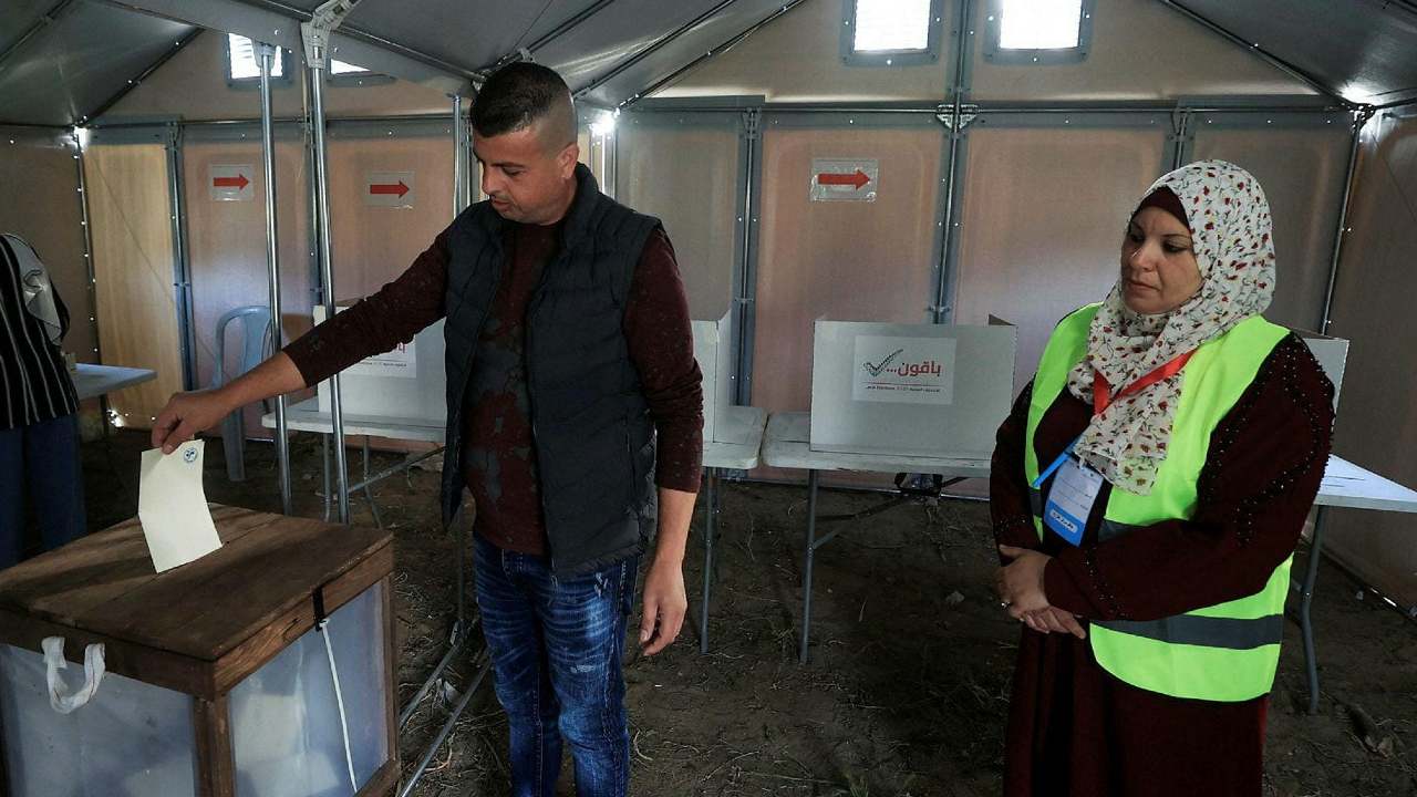 যুদ্ধবিধ্বস্ত গাজায় গণতন্ত্রের জয়গান! ভয় সরিয়ে রেখেই ভোটের লাইনে বিপুল মানুষ