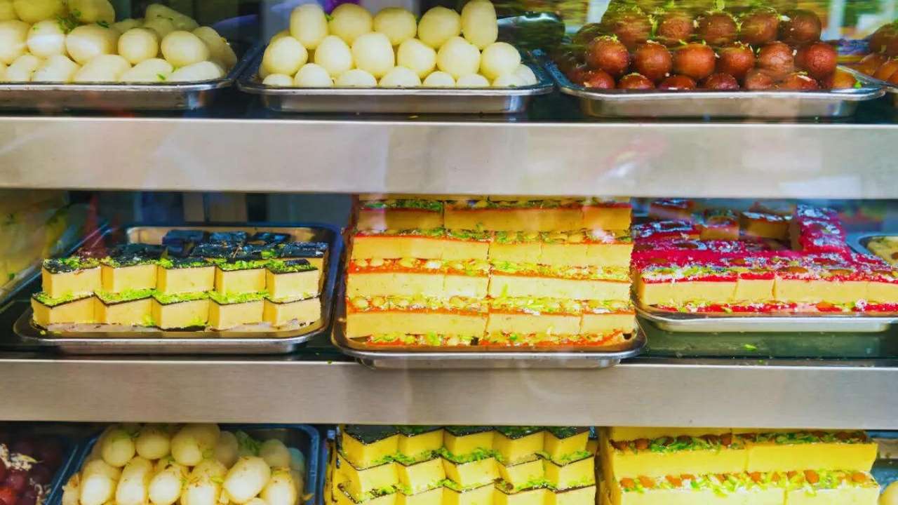 মিষ্টির বাজার আগুন, ১০ টাকার মিষ্টি বিকোচ্ছে ১৫ তে! বিপন্ন পয়লা বৈশাখের হালখাতা