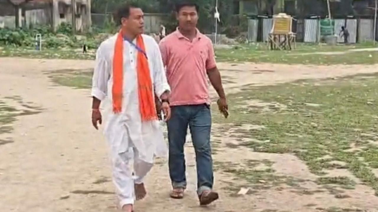 ভোটকেন্দ্র যেন মন্দির! খালি পায়ে হেঁটেই ভোট দিতে এসে চমকে দিলেন বিজেপি প্রার্থী