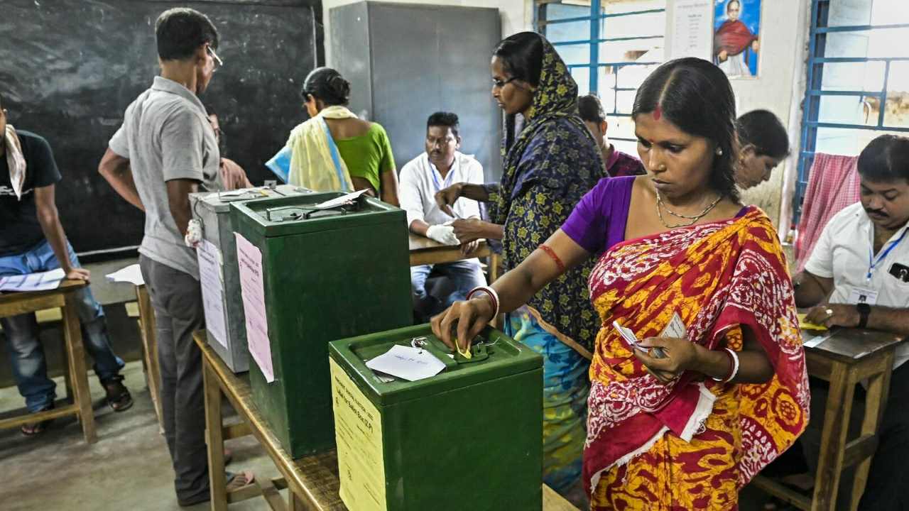 ভোটদানে শীর্ষে দুই মেদিনীপুর, সবথেকে নীচে এই জেলা, প্রথম দফায় কোথায় কত ভোট পড়ল?