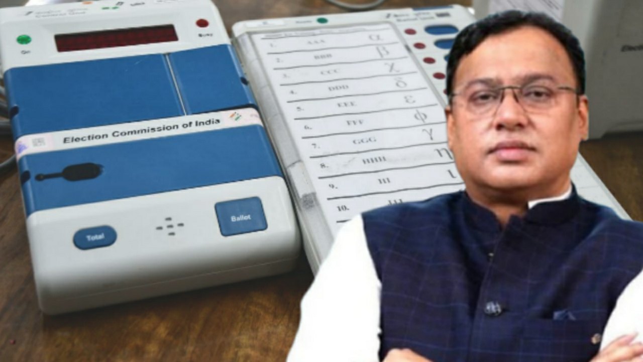 প্রিসাইডিং অফিসারের ভুলে ইভিএম মেশিন বিকল, তৃণমূল প্রার্থীকে ঘিরে বিক্ষোভ স্থানীয়দের