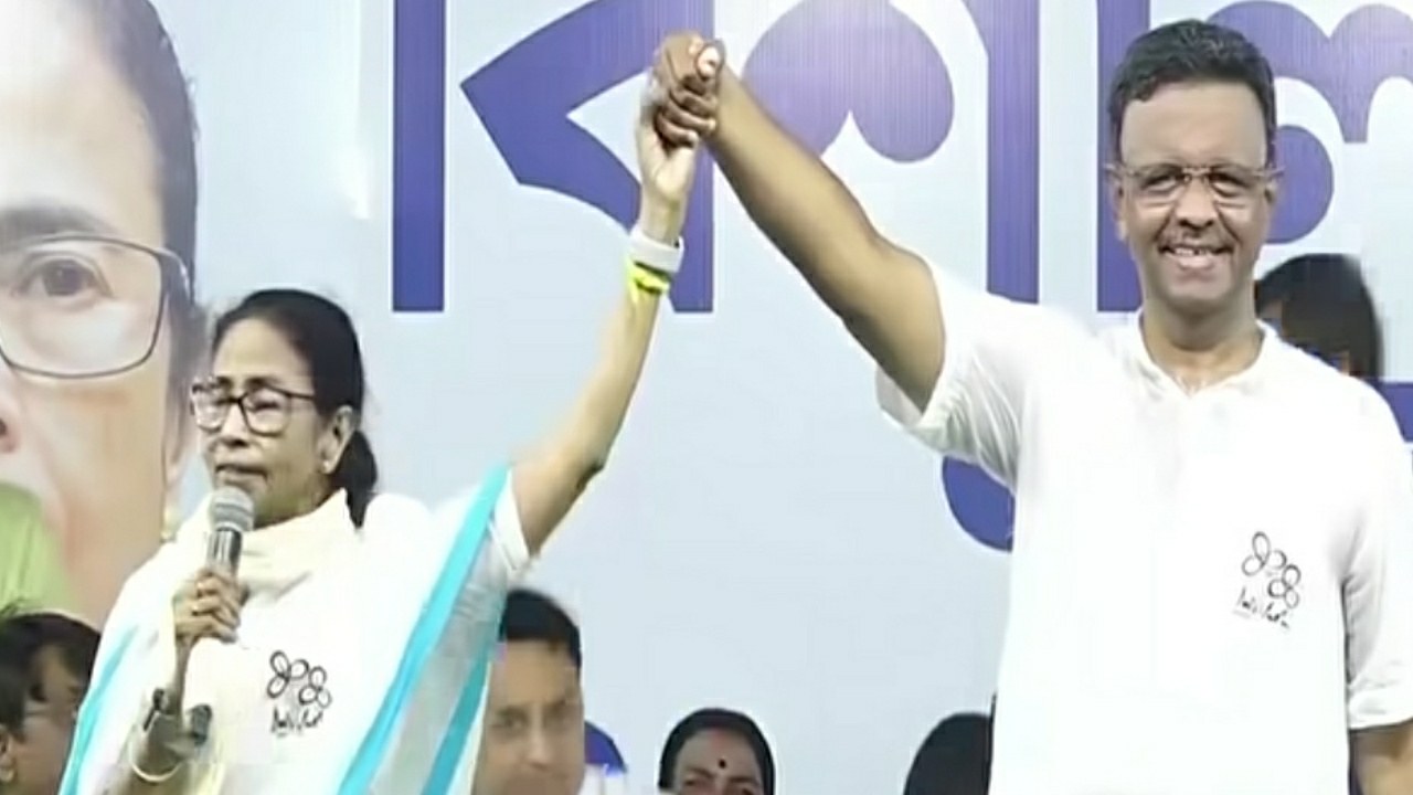 ‘আমার পরিবারের সদস্য’, ‘ওঁর শরীরে হিন্দু রক্ত বইছে’, ফিরহাদকে নিয়ে চাঞ্চল্যকর দাবি মমতার