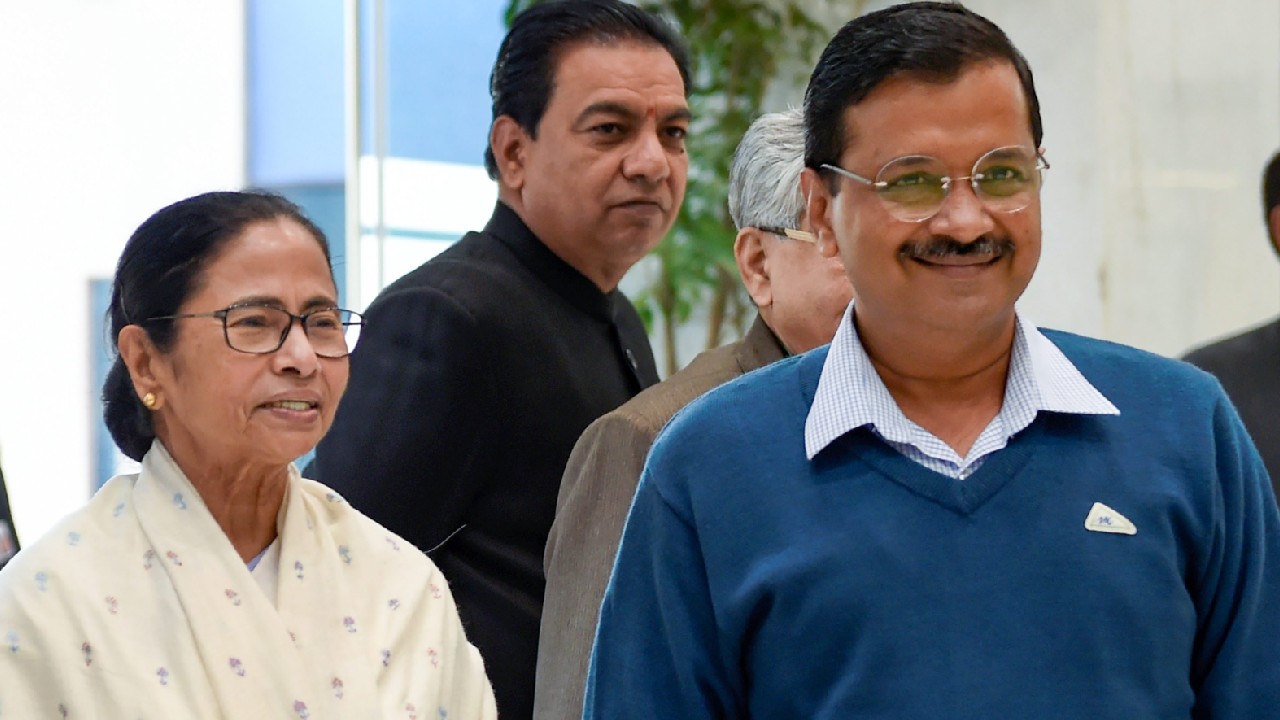 ‘কঠিন লড়াই’ বঙ্গে! মমতার হয়ে প্রচারে আসছেন কেজরিওয়াল, অংশ নেবেন একাধিক জনসভায়