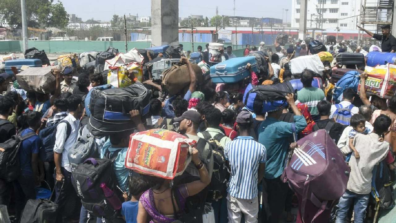 নির্বাচনের আগে ঘরে ফেরার তাড়া! ভিনরাজ্য থেকে বঙ্গে ফিরছেন পরিযায়ী শ্রমিকরা