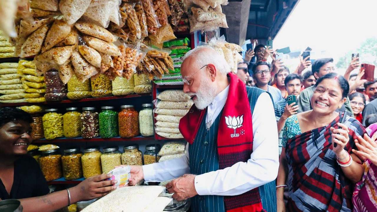 জনসভা শেষ করে ঝাড়গ্রামে ঝালমুড়ির দোকানে প্রধানমন্ত্রী! মোদীকে দেখে চক্ষু চড়কগাছ দোকানির