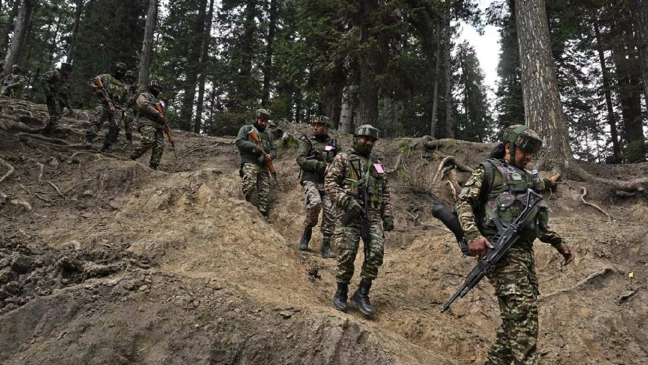 সীমা লঙ্ঘনের ফল ভয়ানক! পহেলগাম কাণ্ডের বছর পেরিয়ে পাকিস্তানকে মনে করাল ভারত
