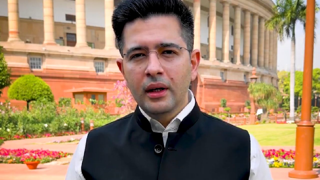 ‘আম আদমি’-র হয়ে কথা বলার কারণেই হল কণ্ঠরোধ? নেটমাধ্যমে কী বার্তা দিলেন রাঘব চাড্ডা?