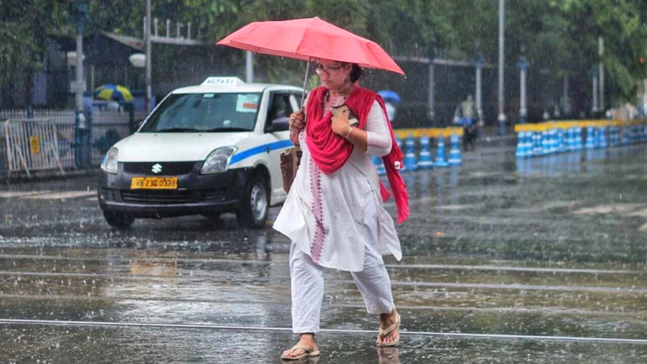 তাপপ্রবাহের মাঝে ‘সারপ্রাইজ’ বৃষ্টি! ৩ জেলা জারি সতর্কতা, আজকের আবহাওয়ার খবর জানুন