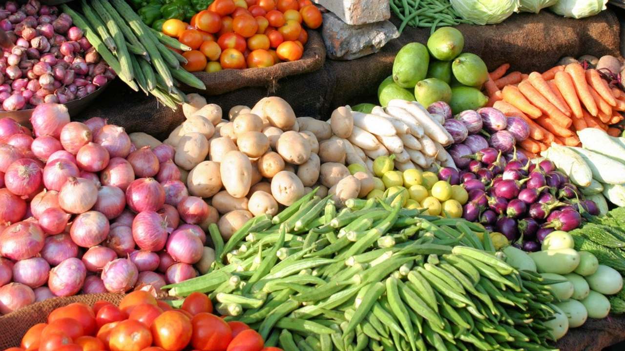 যুদ্ধের প্রভাবে বাড়ছে খাদ্যপণ্যের দাম! কতটা প্রভাবিত হবে ভারত? কী জানালেন অর্থনীতিবিদরা?