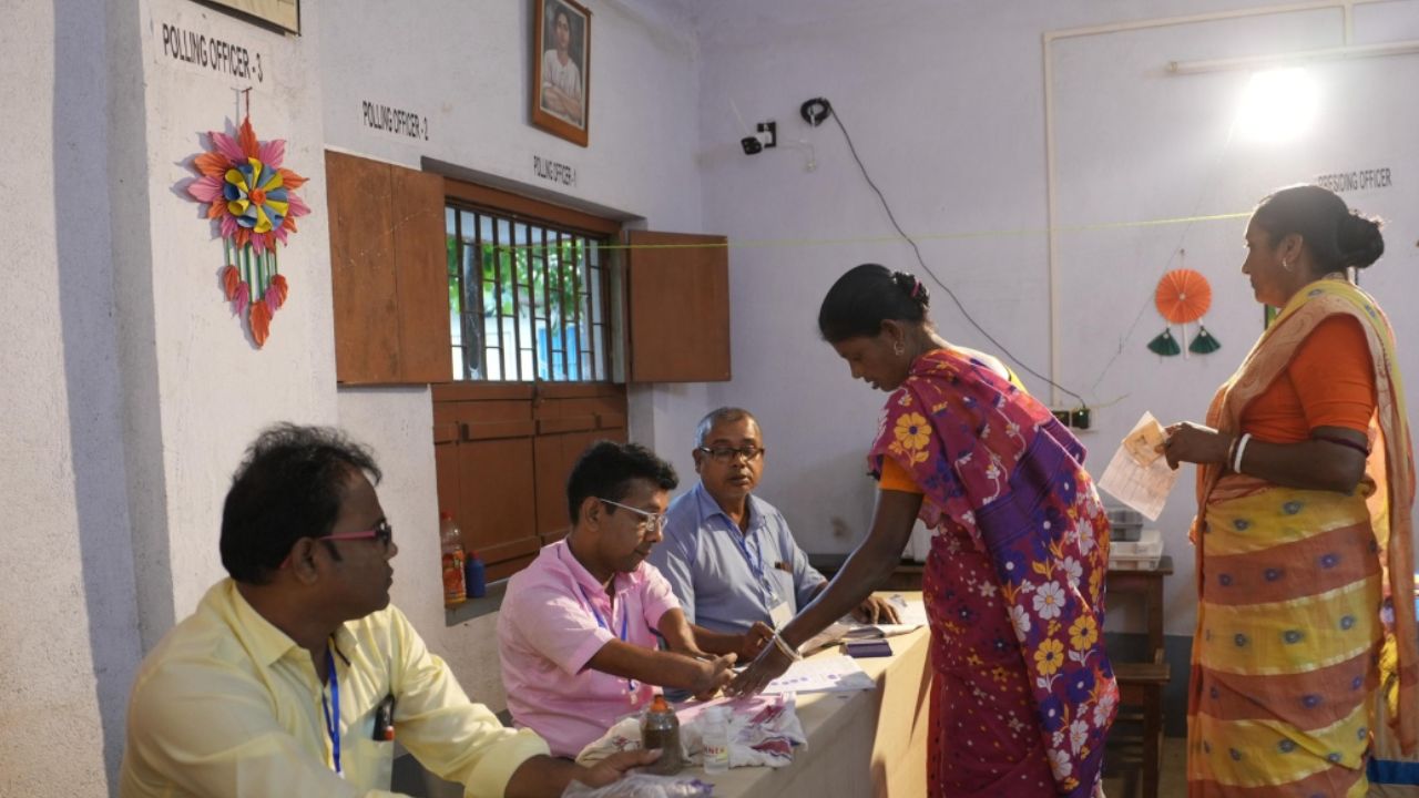 সুষ্ঠু নির্বাচনের লক্ষ্যে ভোটকর্মীদের জন্য বিশেষ নির্দেশিকা নির্বাচন কমিশনের! মানতে হবে এই নিয়মগুলি