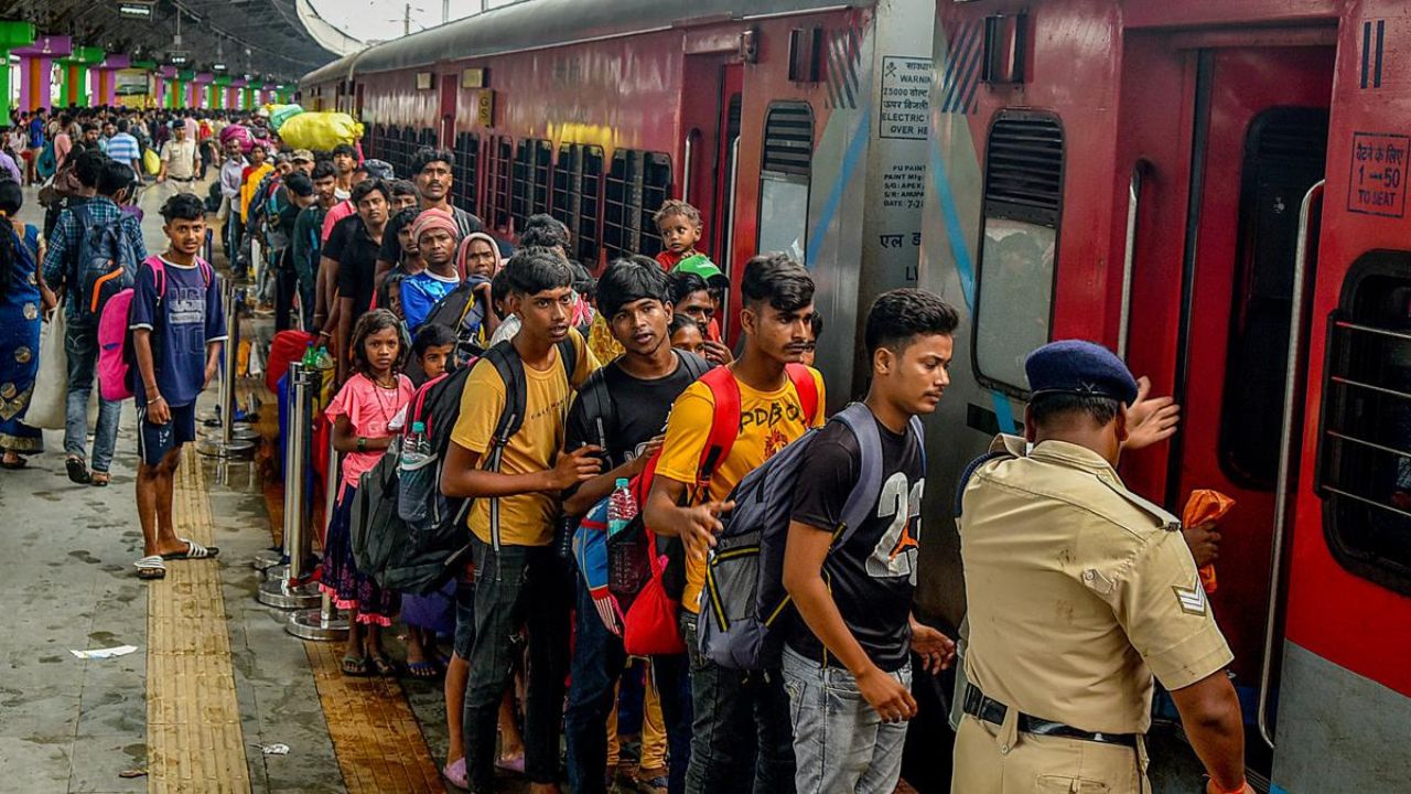 কাজ গেলেও দিতে হবে ভোট! ভিনরাজ্য থেকে বঙ্গে ফিরছেন হাজার হাজার পরিযায়ী শ্রমিক